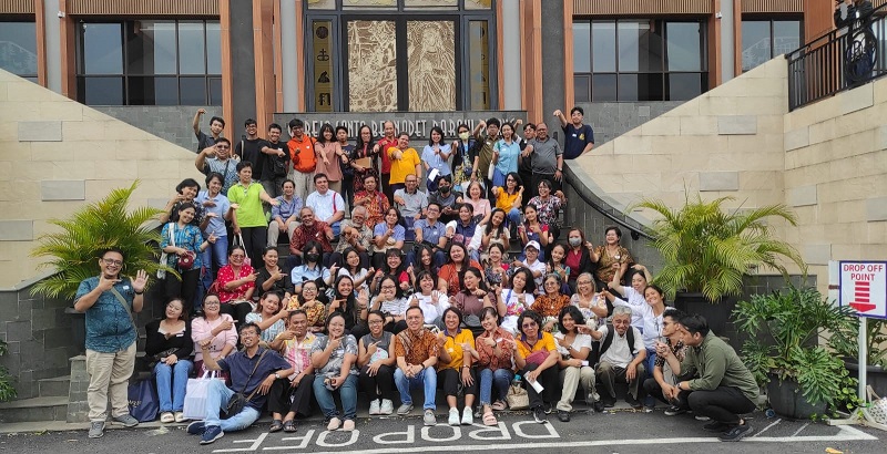 foto bareng depan gereja PAKAI